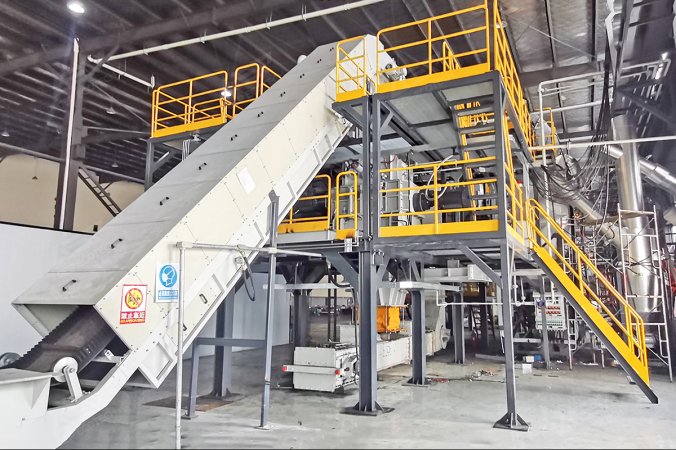 Trituratore a quattro alberi per il progetto di riciclaggio delle batterie al litio ad Anhui, Cina