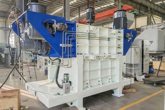 Trituratore a quattro alberi per la linea di produzione di SRF (combustibile derivato dai rifiuti) a partire da ASR (residui di triturazione automobilistica) a Taiwan