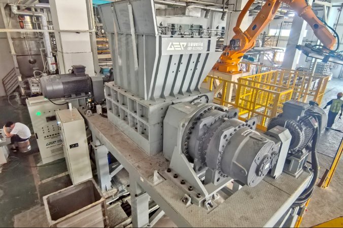 Trituratore a doppio albero utilizzato nel progetto della linea di produzione di CuO nel Guangdong, Cina