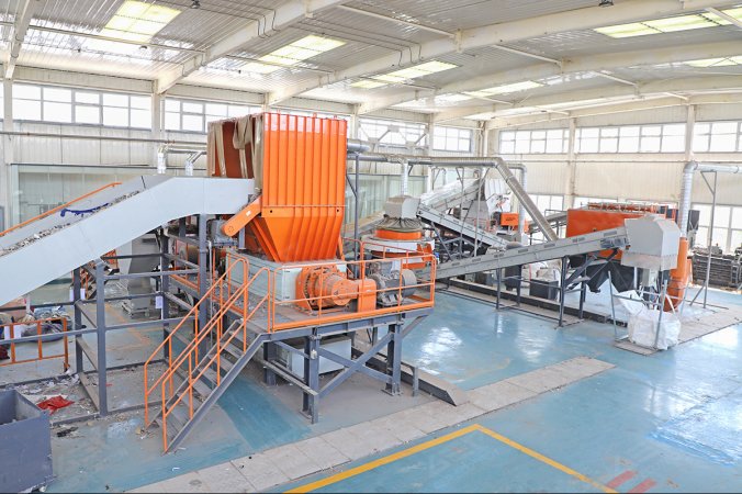 Impianto di triturazione a doppio albero applicato nel progetto di smaltimento dei rifiuti tessili nell'Henan, Cina